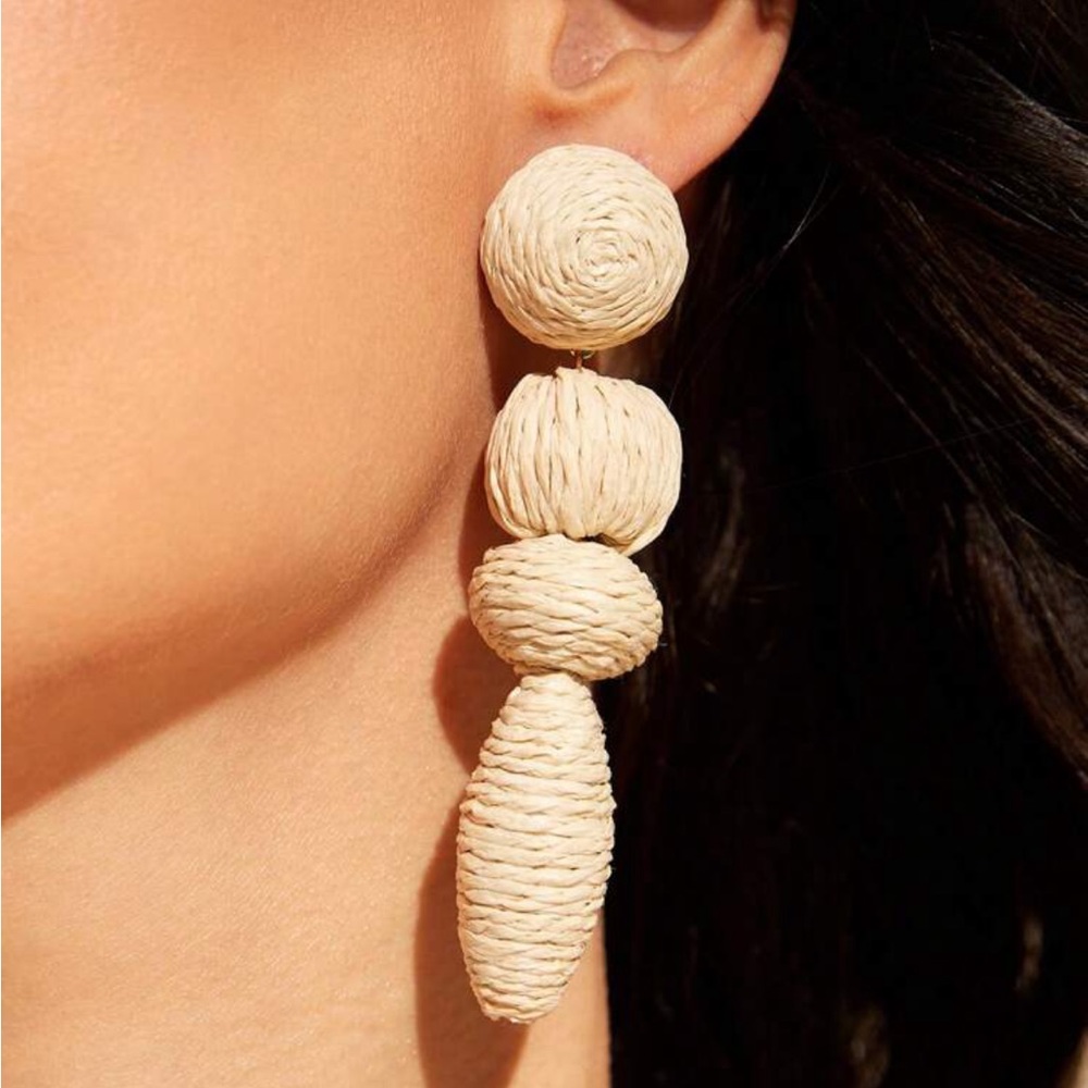🌿 Boho Raffia Statement Drop Earrings – Woven Natural Dangle